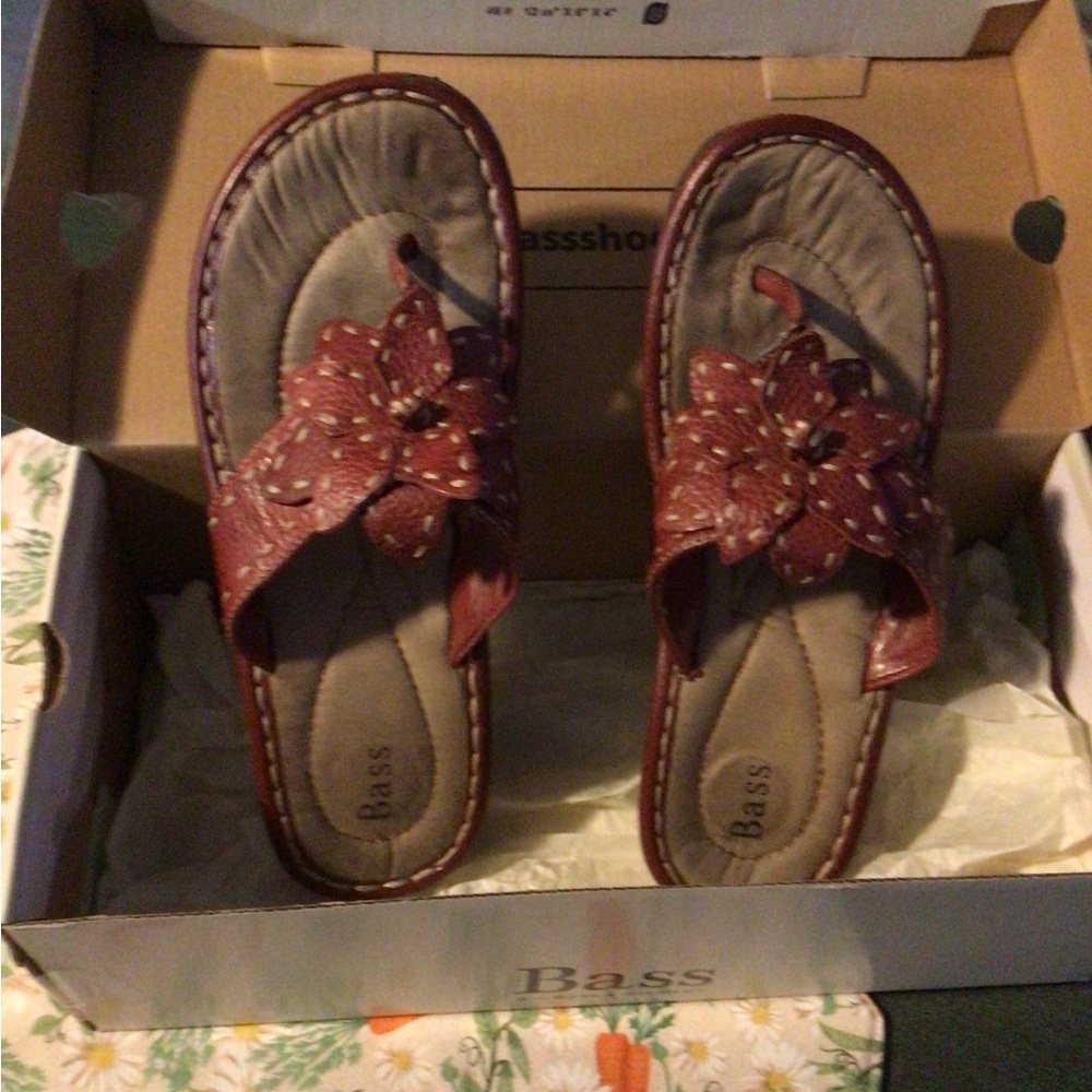 GH Bass flower sandals in original box. Size 7.5